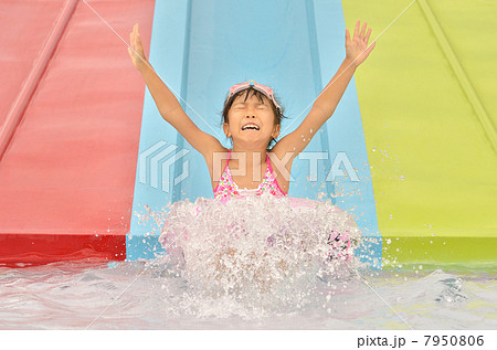 プールで遊ぶ女の子 プールで遊ぶ女の子 7950806