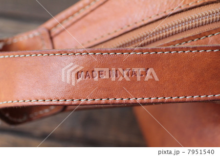 MADEINITALYの刻印の文字が入っているバッグの持ち手 7951540