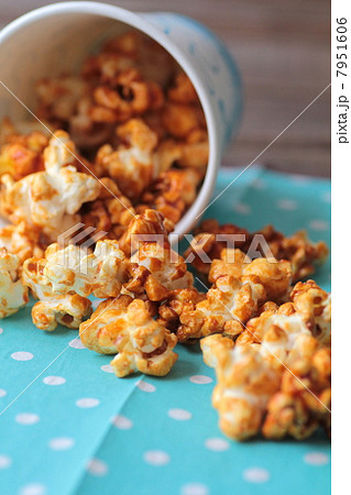 紙コップからこぼれたキャラメルポップコーン 7951606