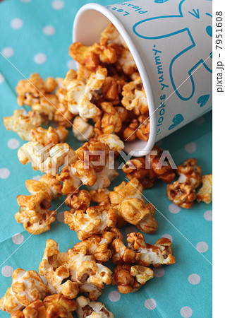 紙コップからこぼれたキャラメルポップコーン 7951608