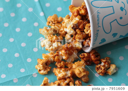 紙コップからこぼれたキャラメルポップコーン 7951609
