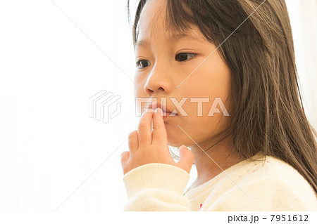 子供　唇 7951612