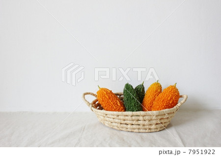 かごに盛られたゴーヤー 7951922