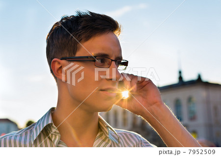 Man taking a call with mobile phone 7952509