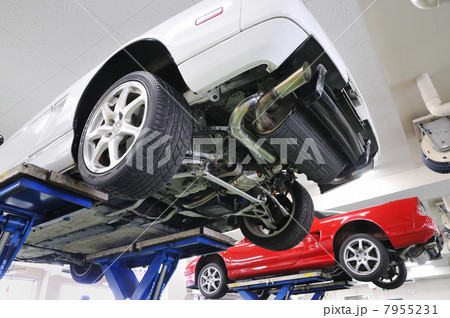 リフトアップされたクルマ 7955231