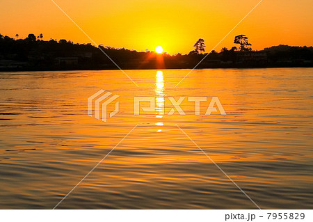 ガボン、オゴウェ川の日没 ガボン、オゴウェ川の日没 7955829