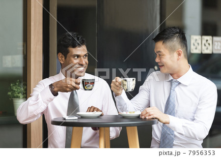 Two Asian business colleagues at a cafe 7956353