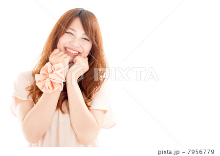 すごく嬉しそうに笑う夏服を着たお洒落な女の子 すごく嬉しそうに笑う夏服を着たお洒落な女の子 7956779