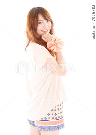 振り向いた姿がとっても可愛い爽やかな夏服を着た女の子の写真素材