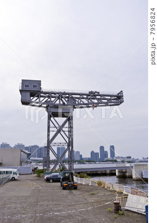 横浜港のクレーン 7956824