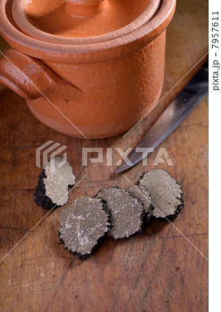 Truffle and pot 7957611