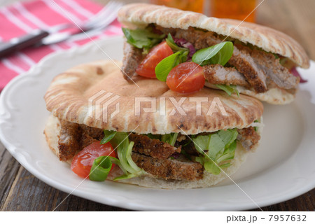 Pita with meat and vegetables 7957632