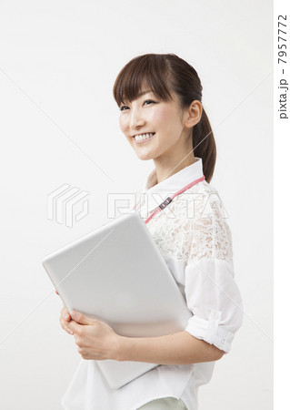 白いシャツのビジネスウーマン 7957772