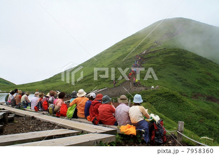 休憩中の登山者 7958360