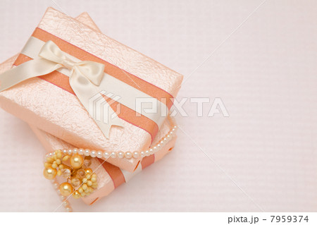 プレゼントとパール 7959374