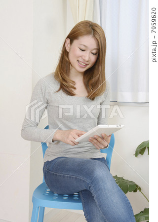 タブレットPCを操作する若い女性 タブレットPCを操作する若い女性 7959620