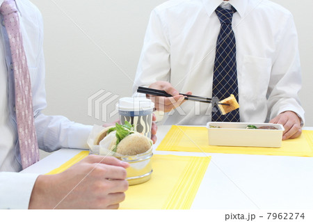 お弁当を食べるビジネスマン 7962274