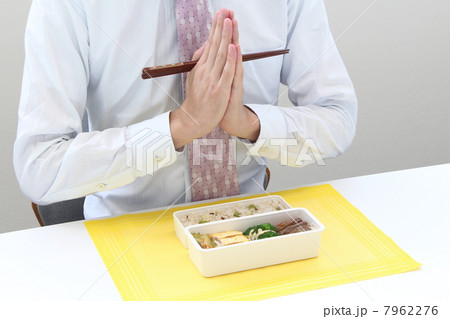 お弁当を食べるビジネスマン 7962276