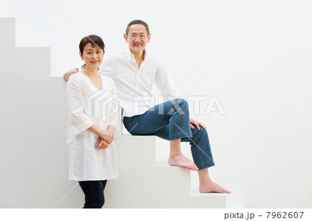 階段に座るシニア夫婦 階段に座るシニア夫婦 7962607