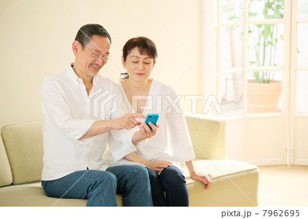 スマートフォンを使うシニア夫婦 スマートフォンを使うシニア夫婦 7962695