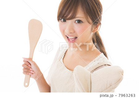 料理をする女性 料理をする女性 7963263