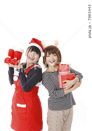クリスマスイメージの若い女性 クリスマスイメージの若い女性 7963443