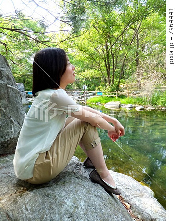 自然の中でリラックスする女性 7964441