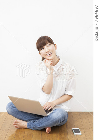 ジーンズと白いシャツの女性 7964697