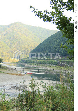 高知県　四万十川に架かる中半家沈下橋 7965096