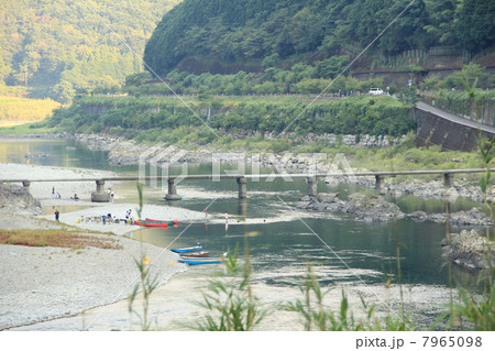 高知県　四万十川に架かる中半家沈下橋 7965098