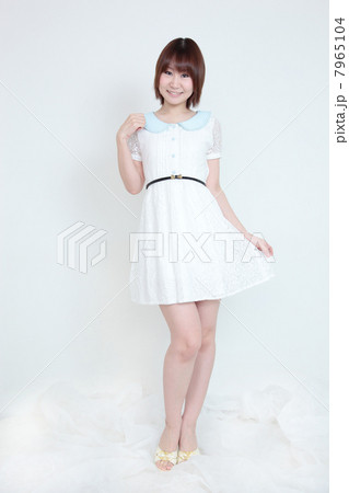 若い女性　ワンピース 7965104