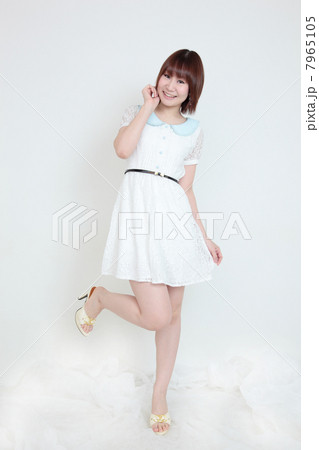 若い女性　ワンピース 7965105