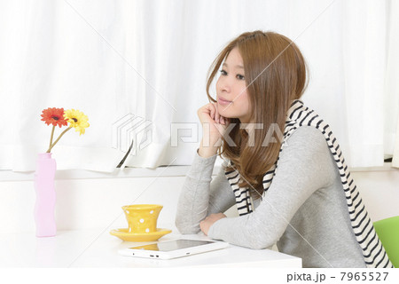 タブレットPCを操作する若い女性 タブレットPCを操作する若い女性 7965527