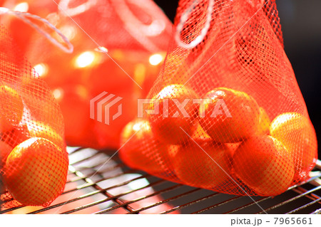 オレンジ色のネットに入った蜜柑 7965661