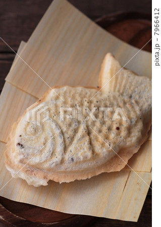 経木に乗せた餡子が入った薄皮たい焼き 7966412