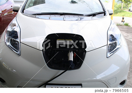 電気自動車の充電　正面　白 7966505