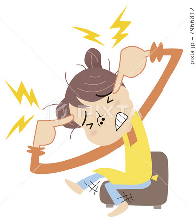 頭痛で苦しむ主婦 7966812