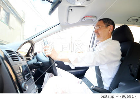 車を運転するシニア男性 7966917