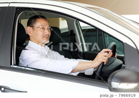 車を運転するシニア男性 7966919