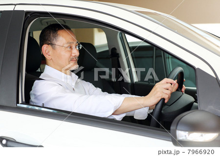 車を運転するシニア男性 7966920