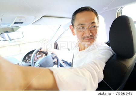 車庫入れをするシニア男性 車庫入れをするシニア男性 7966945