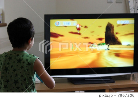 テレビゲームで遊ぶ子供 7967206
