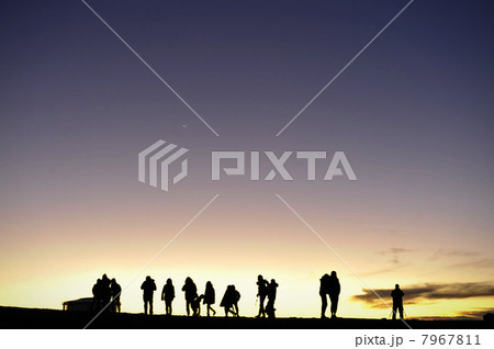 Silhouettes of people against the night sky 7967811