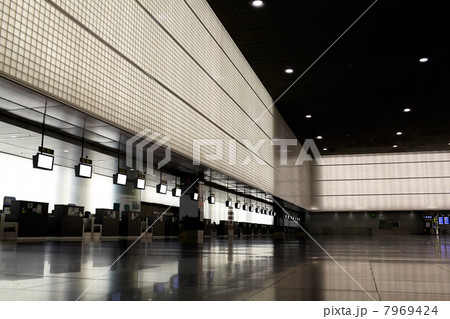 Empty airport hall. 7969424