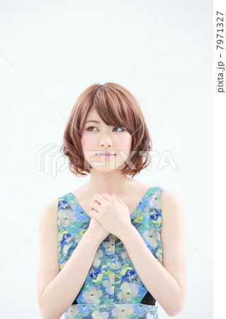 祈る女性 7971327