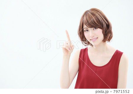 ○○を紹介する女性 7971552