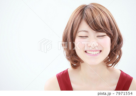 はにかむ女性 7971554