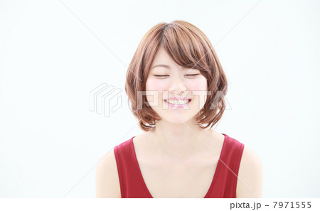 はにかむ女性 7971555