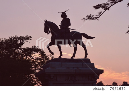 夕焼けの空と伊達政宗騎馬像の写真素材 7971632 Pixta