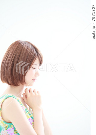 祈る女性 7971807